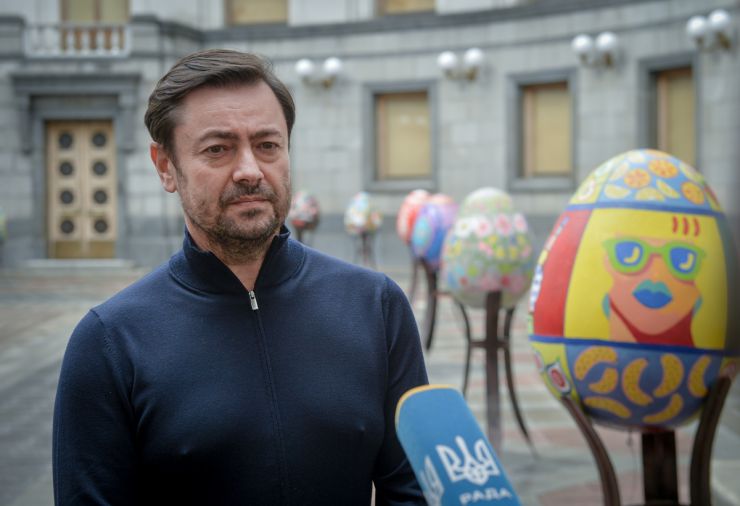 У Верховній Раді України відкрилася виставка врятованої частини унікальних писанок «Писанки відродження». У внутрішньому дворику Верховної Ради України відкрилася виставка врятованої частини унікальної колекції писанок, що демонструвалася у зруйнованому окупантами «Добропарку» у Макарівському районі на Київщині. Презентовані в Українському Парламенті «Писанки відродження» були експонатами Всеукраїнського фестивалю писанок у Києві, який бере свій початок із 2016 року. Головною метою незвичайного арт-перформансу була підтримка і популяризація українських народних традицій, розвиток народного мистецтва, вивчення культури та історії Українського народу.У 2016 році 374 художники з усієї країни розписували метрові полотна у формі яєць, які були представлені на Софійській площі у Києві. А вже у 2017 році експозиція нараховувала 585 писанок. У 2019-2022 роках постійним місцем виставки писанок став унікальний дендропарк «Добропарк», що на Київщині. До початку повномасштабного вторгнення тут демонструвалося  більше 800 писанок та арт-об’єктів. У перші дні війни ворог нещадно завдав удару по «Добропарку», де перебувало у цей час більшість писанок. Нині, з-понад 800 арт-об’єктів, вціліли лише 120, частина з яких сьогодні експонується у внутрішньому дворику Верховної Ради України. Експозиція підготовлена в межах всеукраїнського проекту PYSANKA.REBORN разом із комунікаційним агентством AVERINA та «Добропарк» спільно з Апаратом Верховної Ради України. Керівник Апарату Верховної Ради України Вячеслав Штучний.

